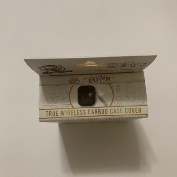 Harry Potter Airpods Case Hogwarts - Picture 2 of 3